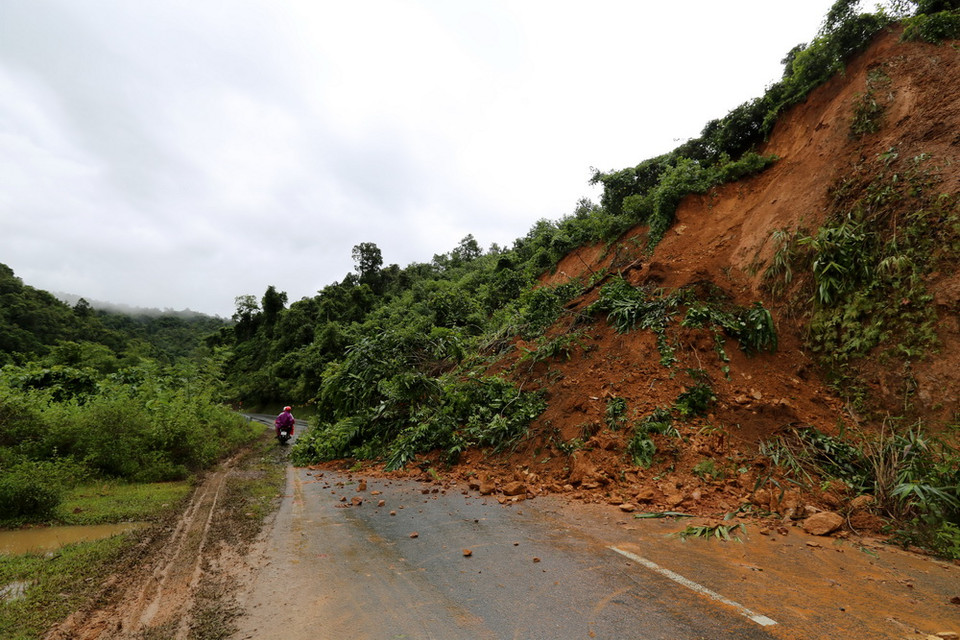 Tại điểm sạt lở Km19+570 Quốc lộ 279, khối lượng đất đá từ ta luy dương sụt, tràn xuống mặt đường ước tính hơn 4.000m3. (Ảnh: Văn Dũng/TTXVN)