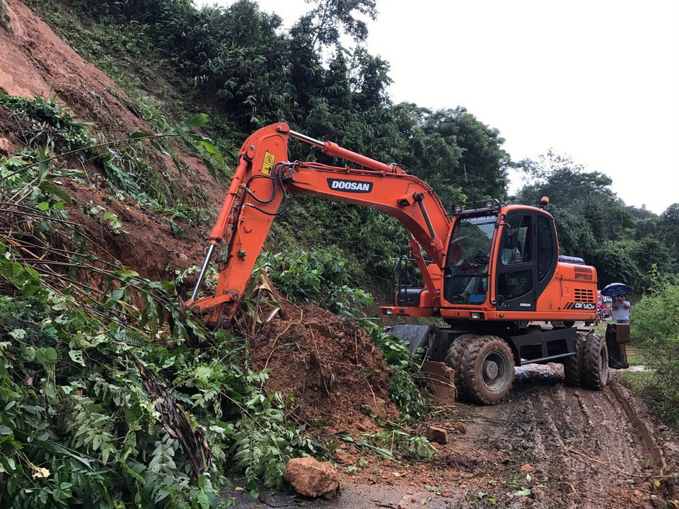 Ngay sau khi xảy ra sạt lở, đội quản lý Quốc lộ 279 đã nhanh chóng đến khắc phục, xử lý kịp thời. (Ảnh: Văn Dũng/TTXVN)