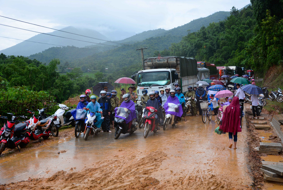 Hàng trăm người dân và phương tiện tắc nghẽn vì điểm sạt lở. (Ảnh: Xuân Tư/TTXVN)