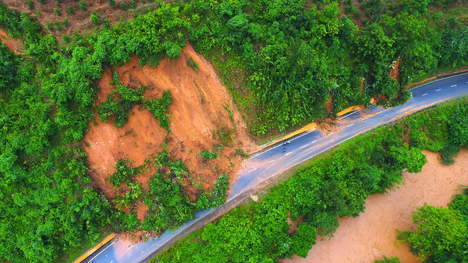 Toàn cảnh hiện trường sạt lở tại tại Km19+570 Quốc lộ 279 ( tuyến đường huyết mạch, quan trọng của tỉnh Điện Biên). (Ảnh: Văn Dũng/TTXVN)