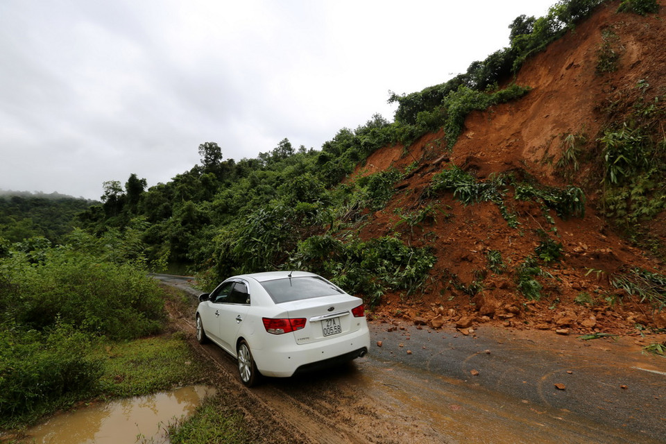 Tại hiện trường sạt lở ở Km19+570 Quốc lộ 279, các phương tiện giao thông gặp khó khăn trong việc di chuyển. (Ảnh: Văn Dũng/TTXVN)
