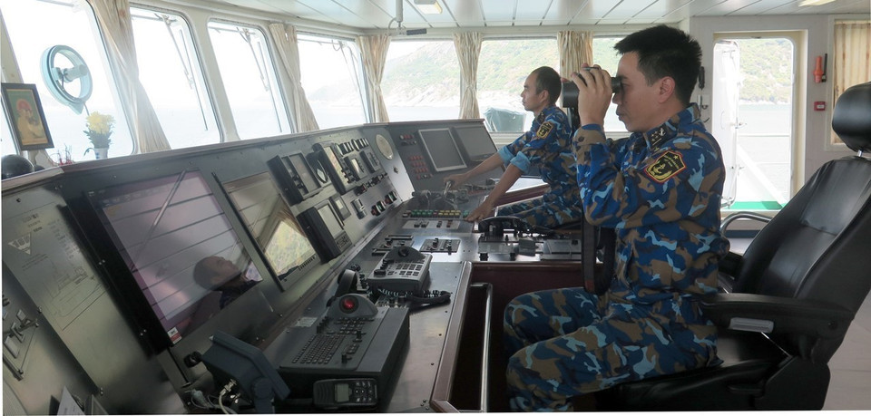 Cán bộ chiến sỹ trên tàu bệnh viện Khánh Hòa 01 làm nhiệm vụ ở khoang lái. (Ảnh: Xuân Triệu/TTXVN)