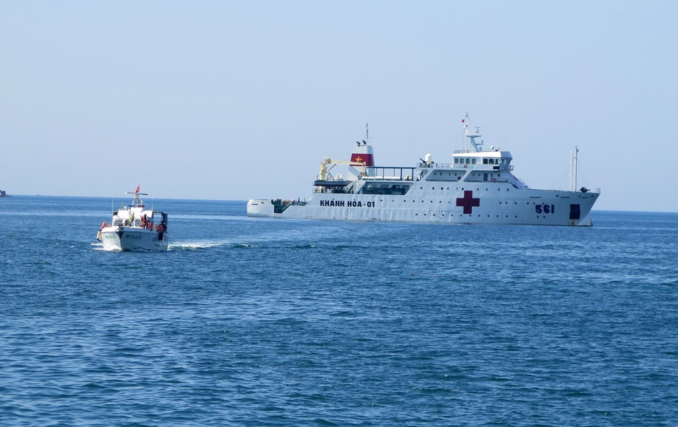 Tàu bệnh viện Khánh Hòa 01 neo đậu tại vùng biển Vũng Rô, thị xã Đông Hòa, tỉnh Phú Yên. (Ảnh: Xuân Triệu/TTXVN)