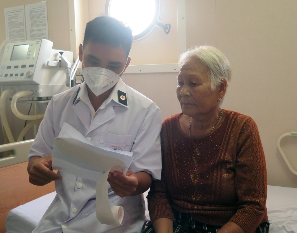 Bác sỹ trên tàu bệnh viện Khánh Hòa 01 ân cần dặn dò bệnh nhân. (Ảnh: Xuân Triệu/TTXVN)