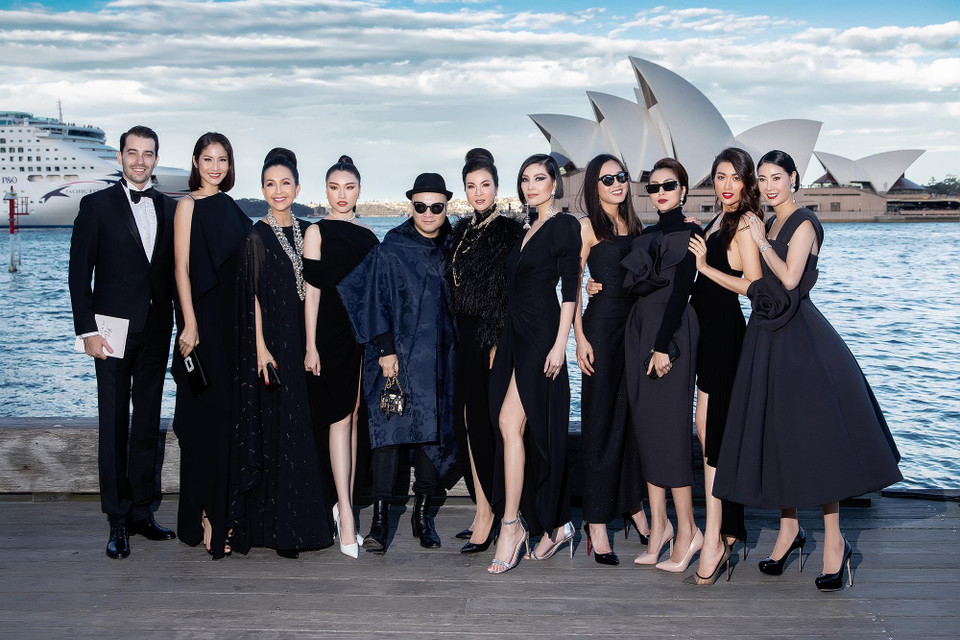 NTK Đỗ Mạnh Cường và dàn mỹ nhân Việt Nam tại show diễn Back to nature, được tổ chức tại thành phố cảng Sydney, Australia. (Ảnh: Diệu Linh/Vietnam+)