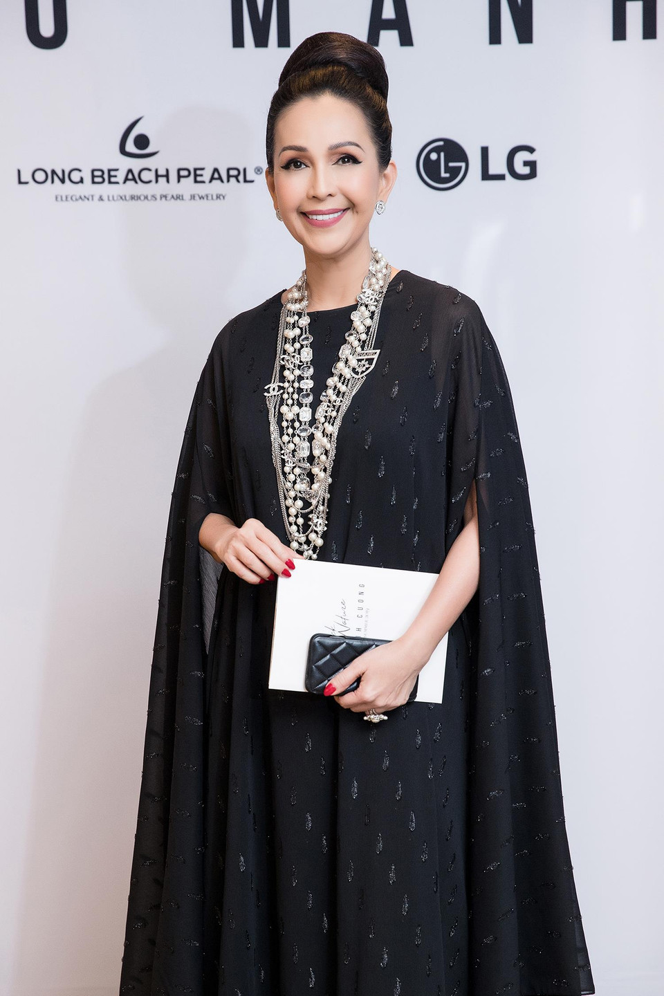 Diễn viên, nữ hoàng ảnh lịch Diễm My sang trọng với chiếc đầm phom rộng trên nền vải hoạ tiết mềm mại. Thiết kế kết hợp nhiều tầng chất liệu mang đến vẻ ngoài dịu dàng, nữ tính cho Diễm My. (Ảnh: Diệu Linh/Vietnam+)