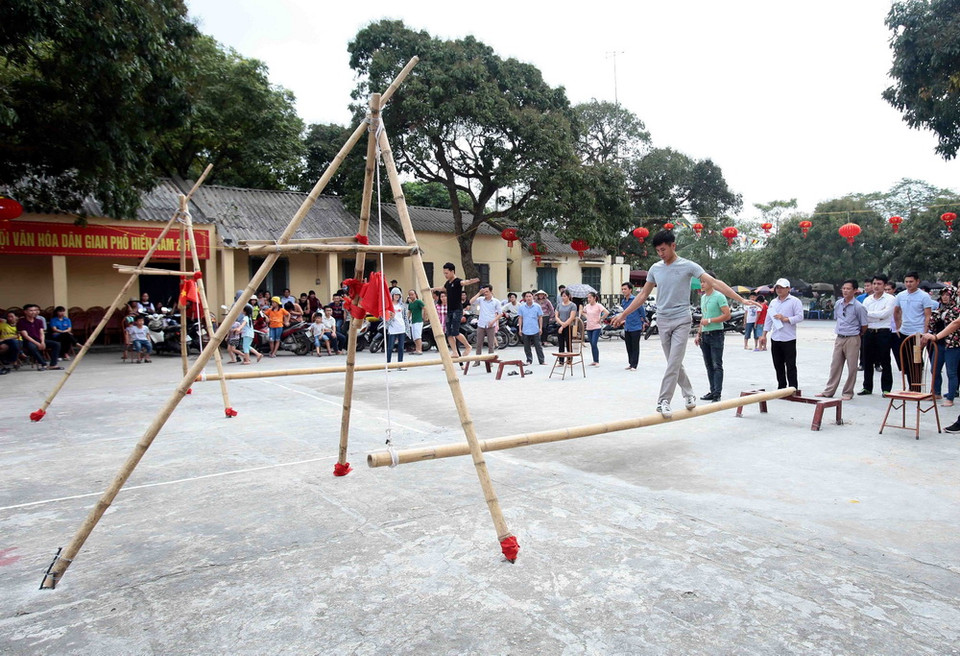 Nhiều du khách tham gia hội thi 'Cầu kiều trên cạn' tại lễ hội. (Ảnh: Phạm Kiên/TTXVN)