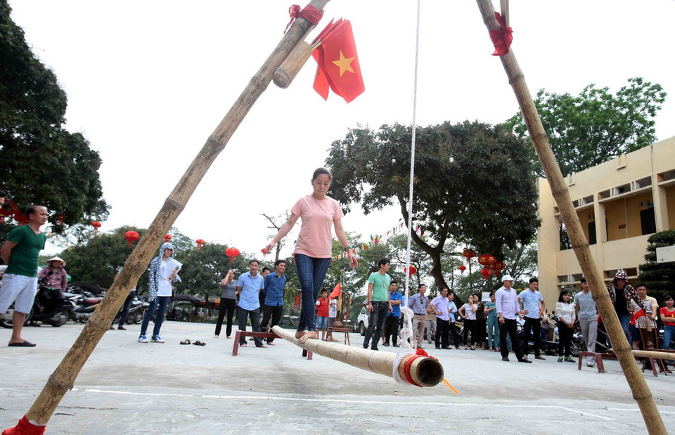 Nhiều du khách tham gia hội thi 'Cầu kiều trên cạn' tại lễ hội. (Ảnh: Phạm Kiên/TTXVN)