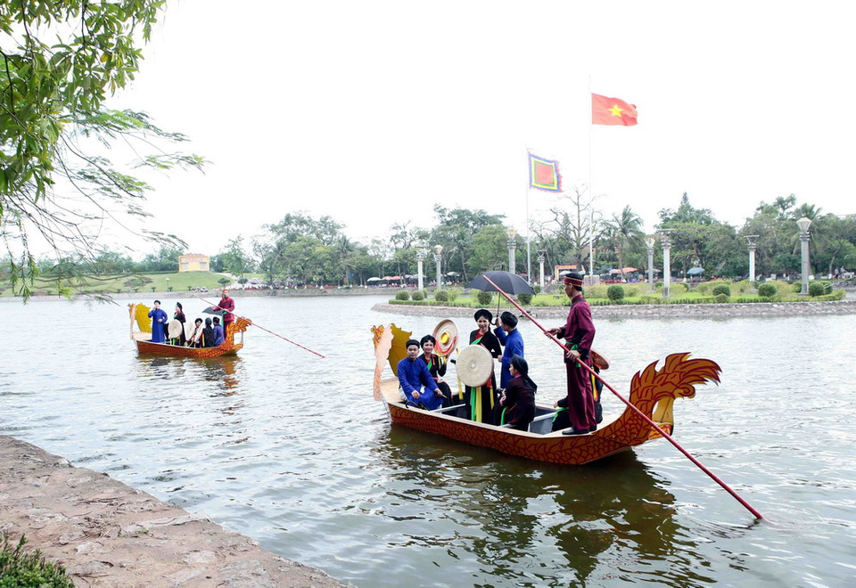 Đến với lễ hội, du khách còn được thưởng thức chương trình hát quan họ trên thuyền rồng tại Hồ Bán Nguyệt. (Ảnh: Phạm Kiên/TTXVN)