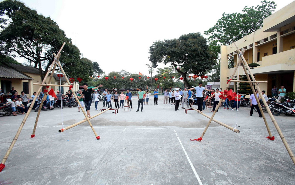 Nhiều du khách tham gia hội thi 'Cầu kiều trên cạn' tại lễ hội. (Ảnh: Phạm Kiên/TTXVN)