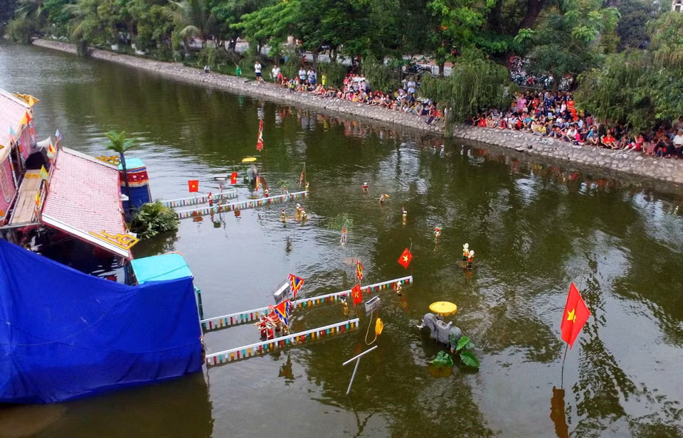Chương trình múa rối nước tại lễ hội thu hút du khách tới xem. (Ảnh: Phạm Kiên/TTXVN)