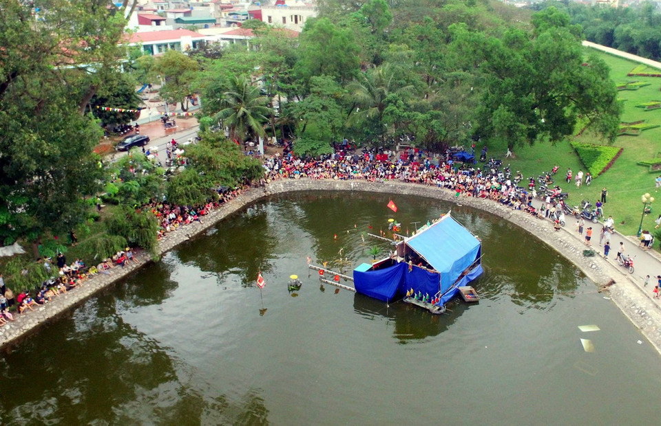 Chương trình múa rối nước tại lễ hội thu hút đông đảo du khách tới xem. (Ảnh: Phạm Kiên/TTXVN)