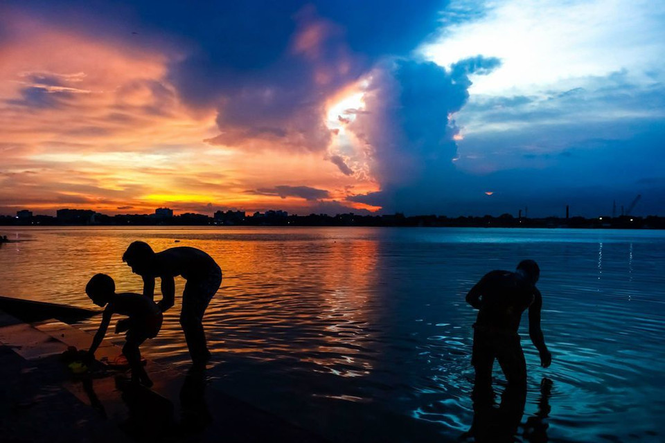 Sắc màu cuộc sống. Bức ảnh chụp cảnh hoàng hôn ở Kolkata, Ấn Độ, khi những đám mây màu xanh làm gián đoạn quá trình mặt trời lặn tạo thành 2 mảng màu rõ rệt trên bầu trời. (Nguồn: NatGeo)