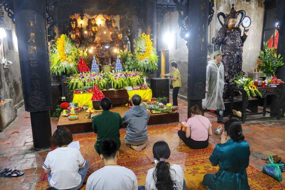 Người dân thành tâm cầu khấn tại chùa Phúc Khánh. (Ảnh: Tuấn Đức/TTXVN)