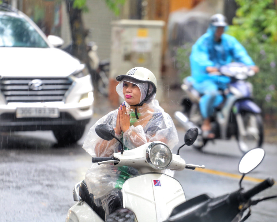 Nhiều người không thể vào bên trong nên đứng ngoài vái vọng tại chùa Quán Sứ. (Ảnh: Tuấn Đức/TTXVN)