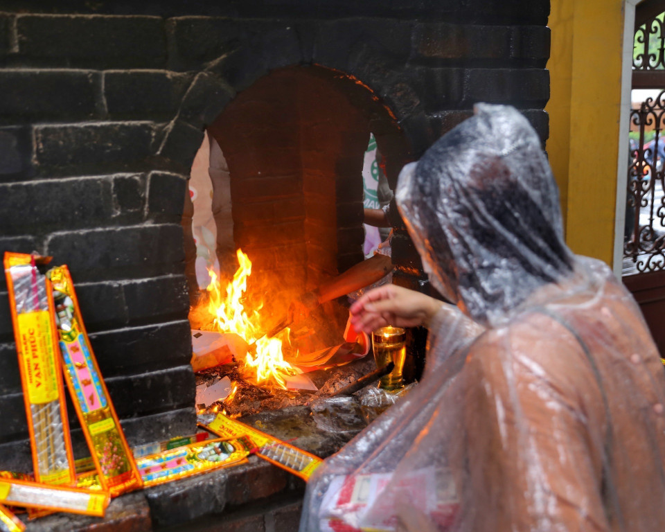 Hoá vàng sau khi làm lễ tại chùa Quán Sứ. (Ảnh: Tuấn Đức/TTXVN)