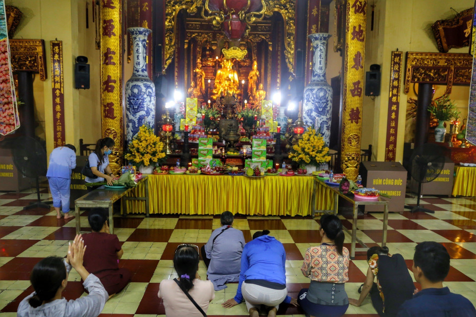 Thành tâm cầu khấn tại chùa Quán Sứ. (Ảnh: Tuấn Đức/TTXVN)