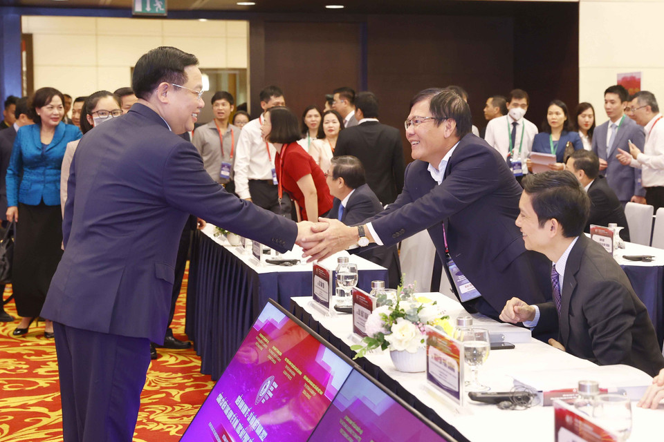 Chủ tịch Quốc hội Vương Đình Huệ với đại biểu. (Ảnh: Doãn Tấn/TTXVN)