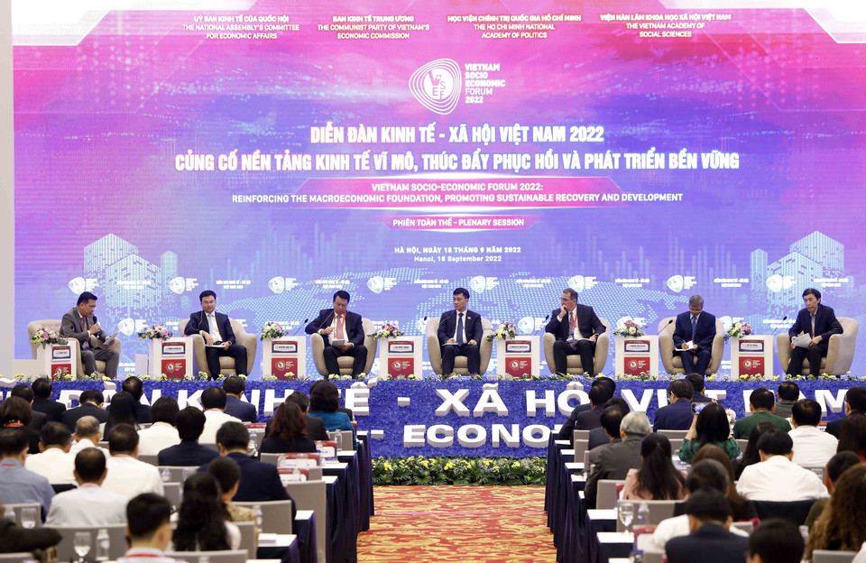 Các chuyên gia tại phiên thảo luận bàn tròn, tọa đàm cấp cao. (Ảnh: An Đăng/TTXVN)