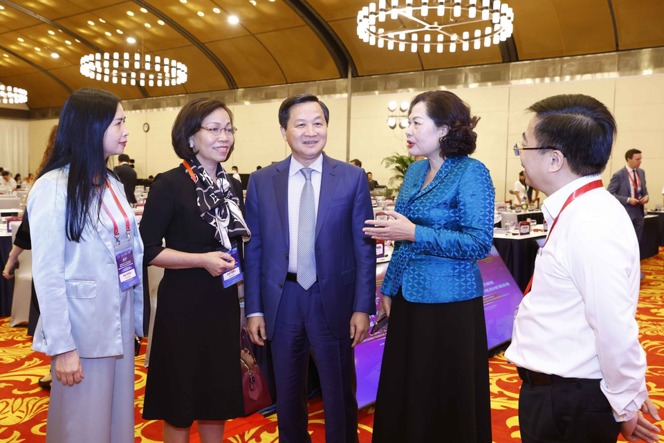 Phó Thủ tướng Lê Minh Khái trao đổi với đại biểu. (Ảnh: Doãn Tấn/TTXVN)