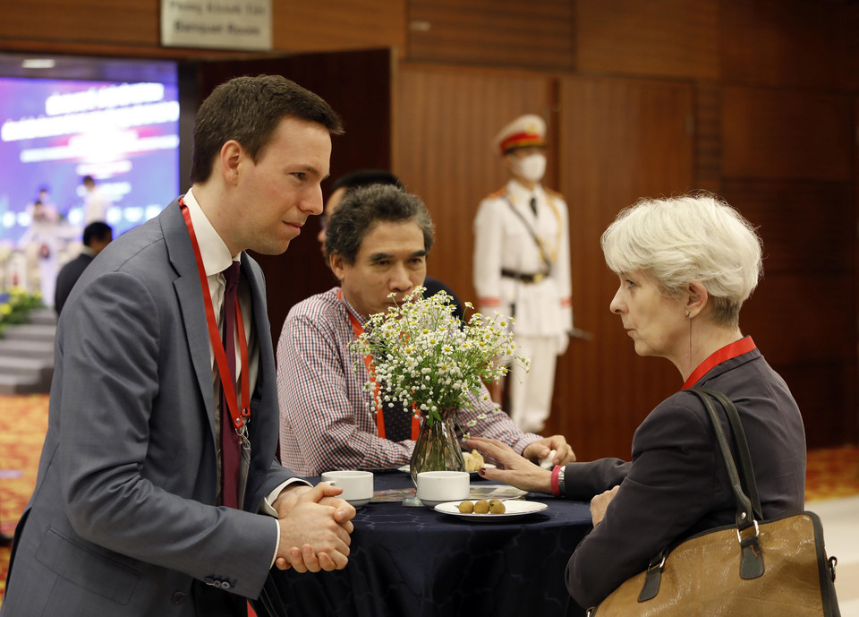 Các đại biểu trong nước và quốc tế thảo luận bên lề diễn đàn. (Ảnh: An Đăng/TTXVN)