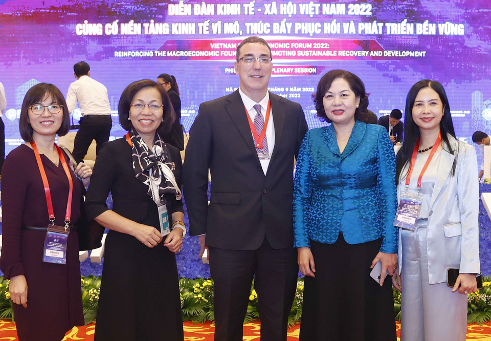 Thống đốc Ngân hàng Nhà nước Việt Nam Nguyễn Thị Hồng với đại biểu trong nước và quốc tế. (Ảnh: Doãn Tấn/TTXVN)