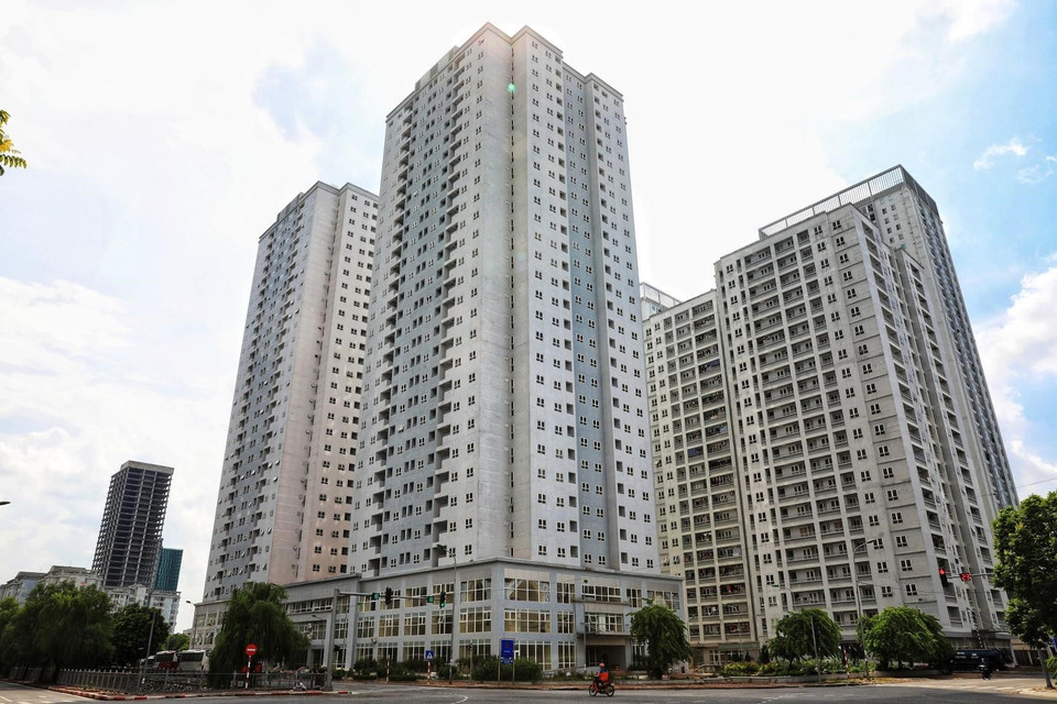 Tòa nhà 30T1, 30T2 ô đất A14 Khu đô thị Nam Trung Yên nằm ở vị trí mặt đường Nguyễn Chánh sẽ được thành phố Hà Nội trưng dụng làm nơi cách ly, lập bệnh viện dã chiến. (Ảnh: Tuấn Anh/TTXVN)