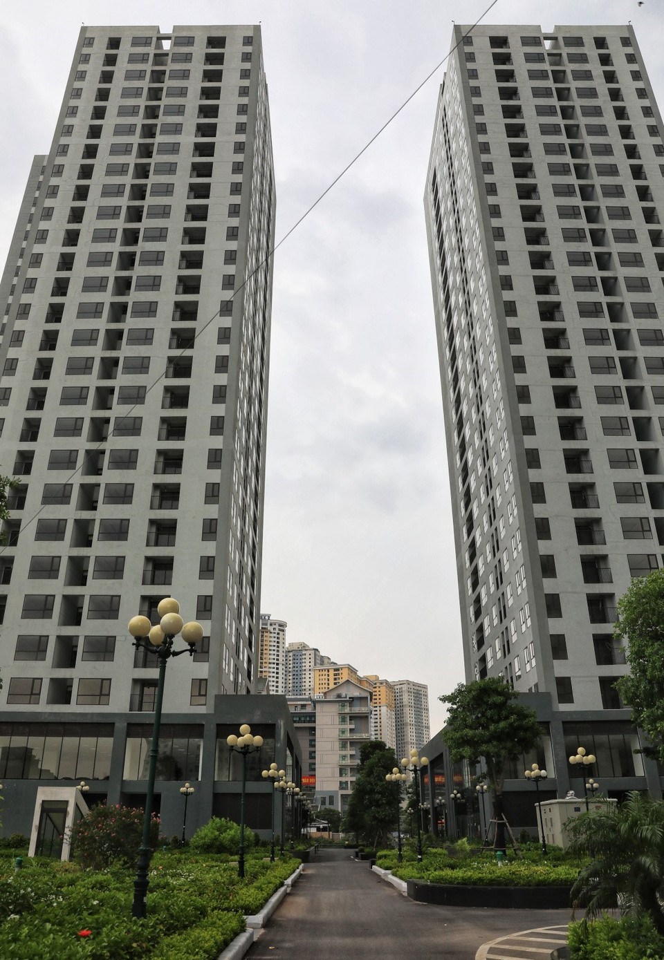 Dự án nhà ở thương mại phục vụ tái định cư tại khu X2 Đại Kim, quận Hoàng Mai có 3 tòa nhà với chiều cao gần 28 tầng, gồm 3 tầng hầm, 3 tầng trung tâm thương mại/mỗi tòa, sẽ được trưng dụng làm nơi cách ly, lập bệnh viện dã chiến. (Ảnh: Tuấn Anh/TTXVN)