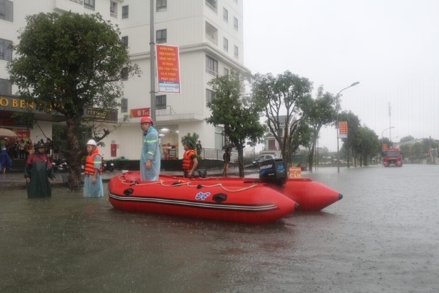 Lực lượng chức năng sơ tán 200 hộ dân phường Bến Thủy, thành phố Vinh) đến nơi an toàn. (Ảnh: Bích Huệ/TTXVN)