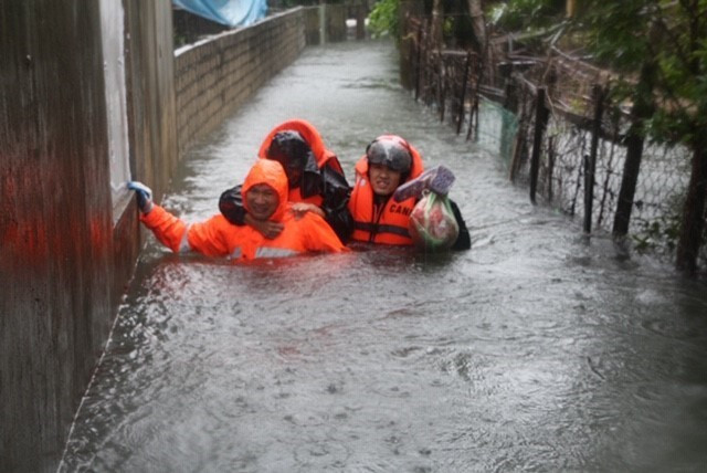 Lực lượng chức năng sơ tán 200 hộ dân phường Bến Thủy, thành phố Vinh) đến nơi an toàn. (Ảnh: Bích Huệ/TTXVN)
