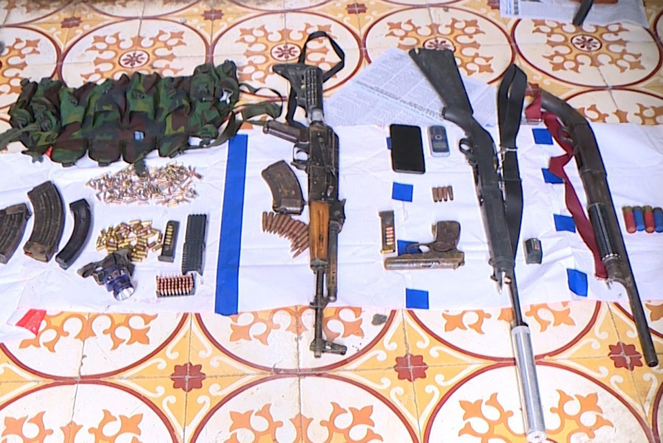 Súng, đạn thu được tại nhà các đối tượng. (Ảnh: TTXVN phát)