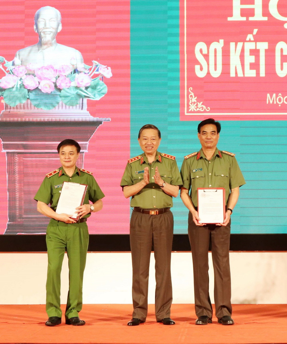  Thượng tướng Tô Lâm, Ủy viên Bộ Chính trị, Bộ trưởng Bộ Công an chuyển trao Thư khen của Thủ tướng Chính phủ cho Công an tỉnh Sơn La và Bộ Tư lệnh Cảnh sát Cơ động. (Ảnh: TTXVN phát)