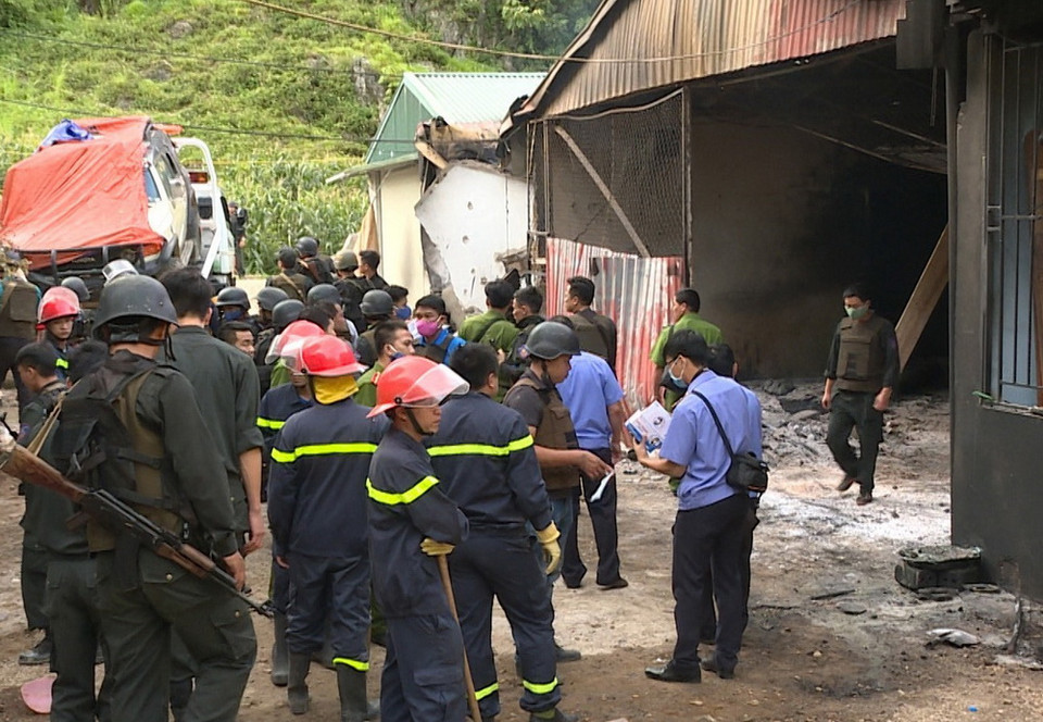 Lực lượng Công an khám nghiệm nhà đối tượng Nguyễn Thanh Tuân. (Ảnh: TTXVN phát)