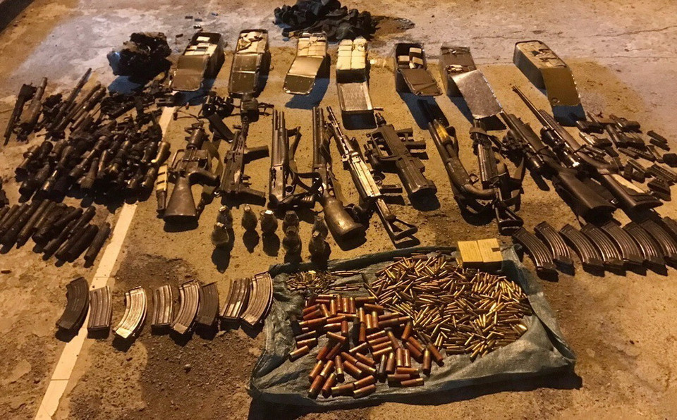 Số lượng vũ khí lực lượng Công an thu giữ được tại nhà đối tượng Nguyễn Thanh Tuân. (Ảnh: TTXVN phát)