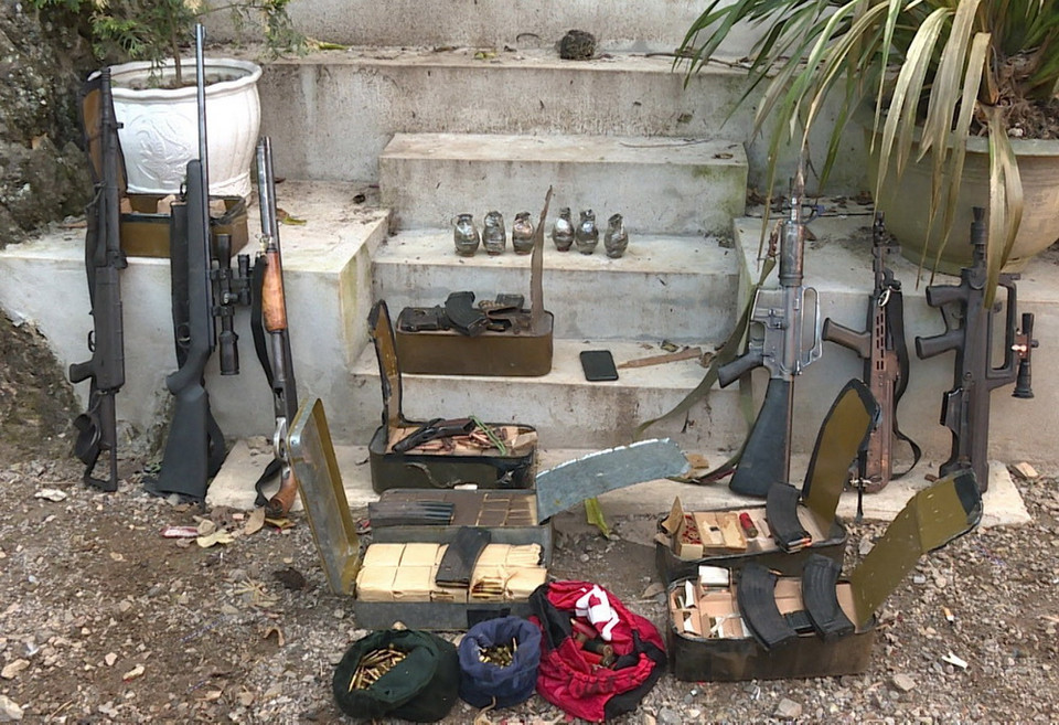 Số vũ khí lực lượng Công an thu giữ được tại nhà đối tượng Nguyễn Thanh Tuân. (Ảnh: TTXVN phát)