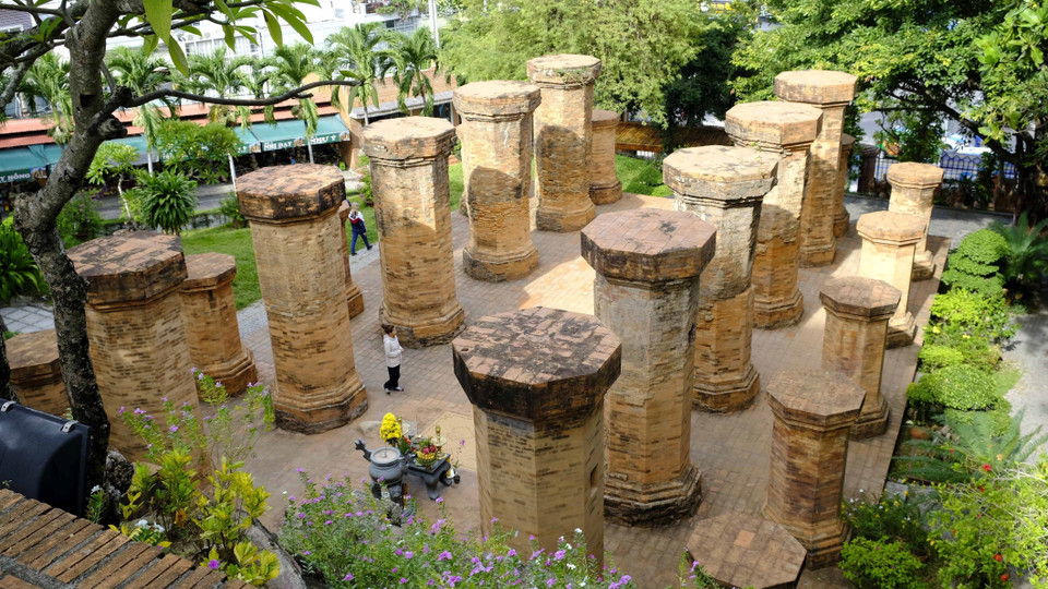 Khu vực Mandapa có bốn hàng cột lớn xây bằng gạch nung, bao gồm 10 cột lớn phía trong và 12 cột nhỏ hình bát giác ở phía ngoài. (Ảnh Đặng Tuấn/TTXVN)