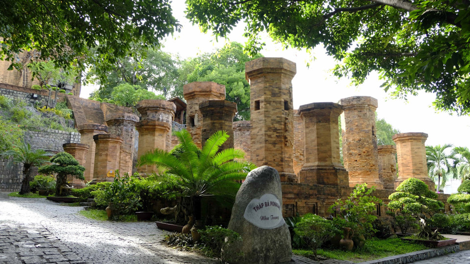 Khu vực Mandapa có bốn hàng cột lớn xây bằng gạch nung, bao gồm 10 cột lớn phía trong và 12 cột nhỏ hình bát giác ở phía ngoài. (Ảnh Đặng Tuấn/TTXVN)