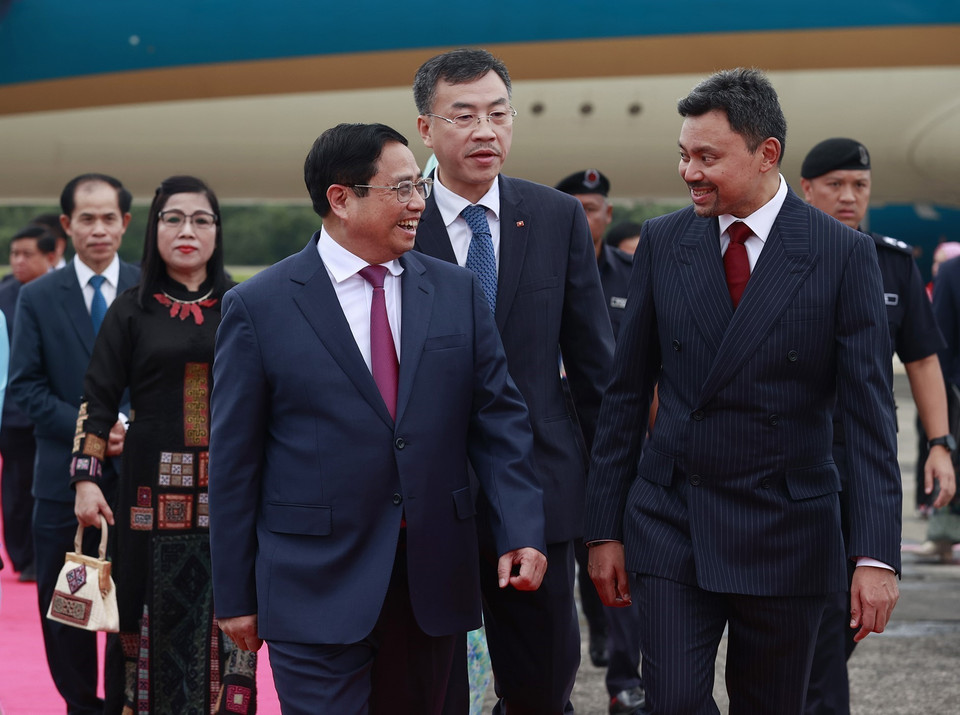 Thái tử kế vị Brunei Al-Muhtadee Billah đón Thủ tướng Phạm Minh Chính và Phu nhân tại Sân bay quốc tế Brunei. (Ảnh: Dương Giang/TTXVN)