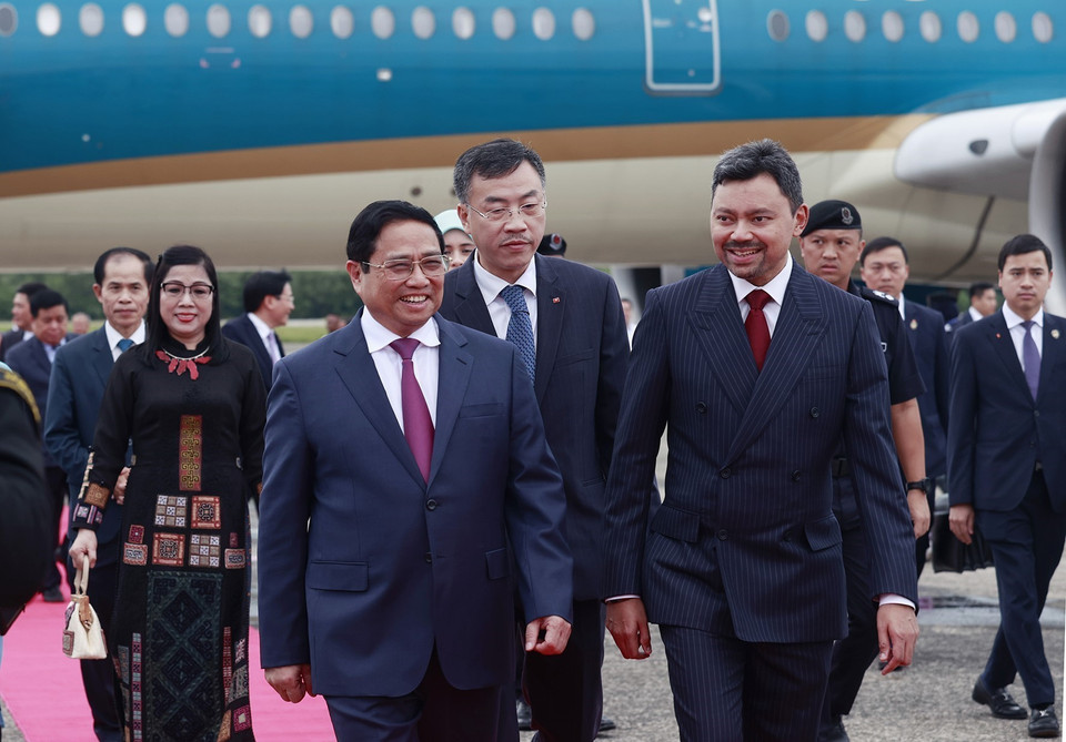 Thái tử kế vị Brunei Al-Muhtadee Billah đón Thủ tướng Phạm Minh Chính và Phu nhân tại Sân bay quốc tế Brunei. (Ảnh: Dương Giang/TTXVN)