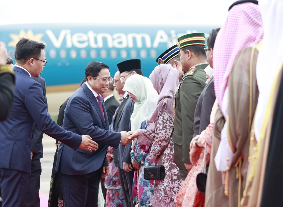 Lễ đón chính thức Thủ tướng Phạm Minh Chính và Phu nhân cùng Đoàn cấp cao Việt Nam tại Sân bay quốc tế Brunei. (Ảnh: Dương Giang/TTXVN)