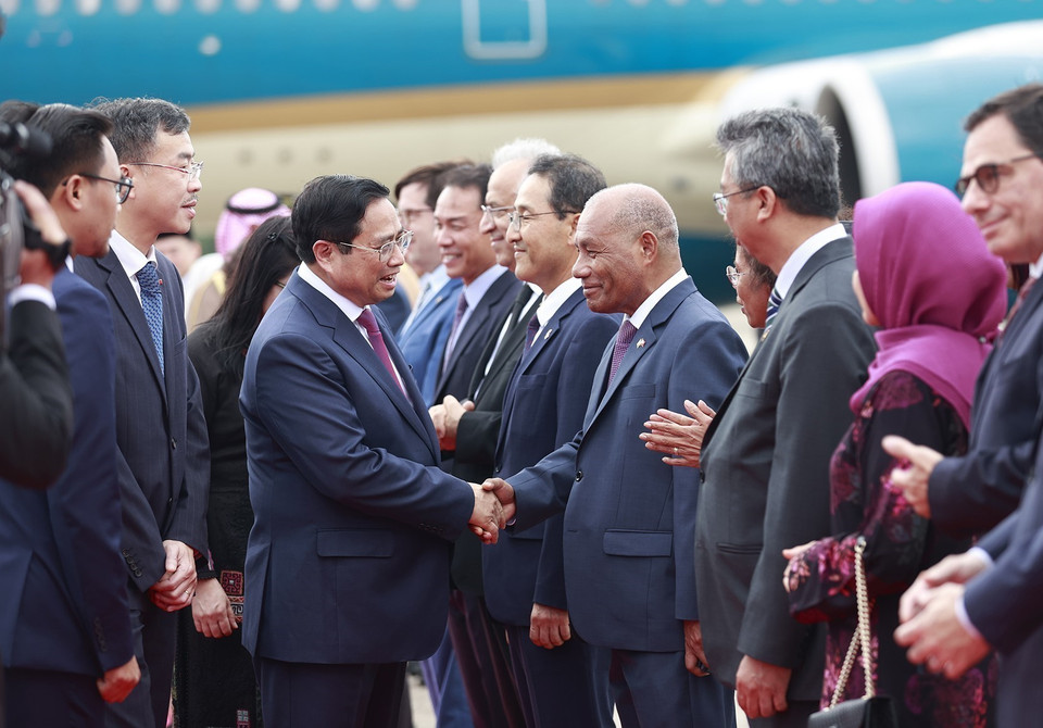 Đại sứ, đại biện của các cơ quan đại diện ngoại giao nước ngoài tại Brunei đón Thủ tướng Phạm Minh Chính và Phu nhân tại Sân bay quốc tế Brunei. (Ảnh: Dương Giang/TTXVN)