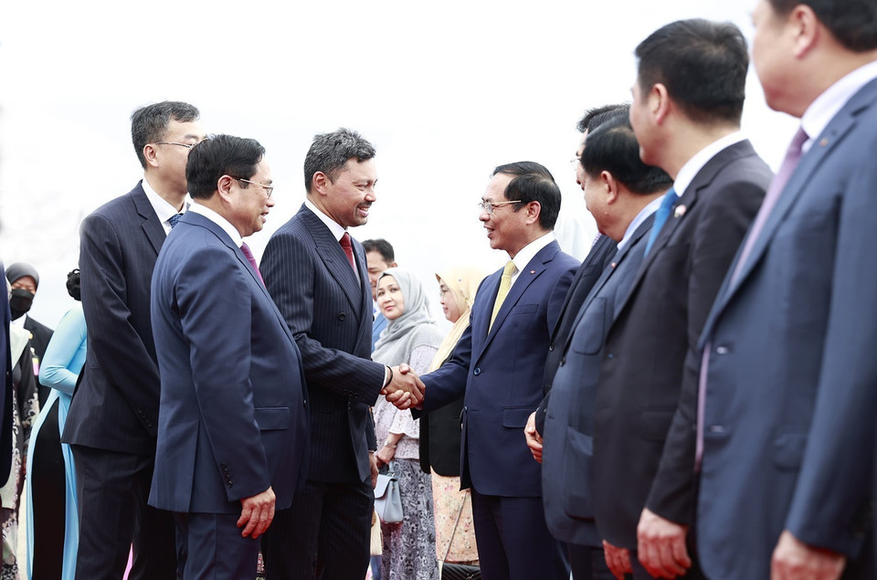 Thủ tướng Phạm Minh Chính giới thiệu với Thái tử kế vị Brunei Al-Muhtadee Billah thành viên đoàn Việt Nam. (Ảnh: Dương Giang/TTXVN)