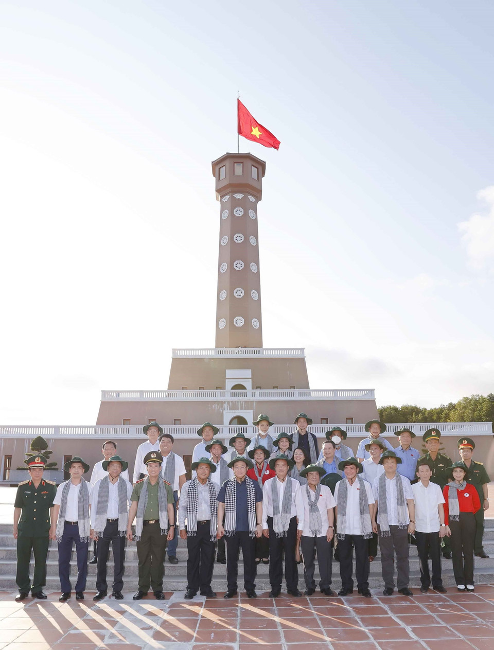 Chủ tịch Quốc hội Vương Đình Huệ với các đại biểu thăm biểu tượng cột cờ Hà Nội tại Khu Du lịch Quốc gia Mũi Cà Mau. (Ảnh: Doãn Tấn/TTXVN)