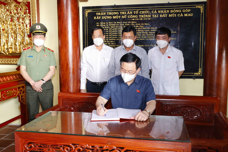 Chủ tịch Quốc hội Vương Đình Huệ viết lưu bút tại Đền thờ Quốc tổ Lạc Long Quân. (Ảnh: Doãn Tấn/TTXVN)