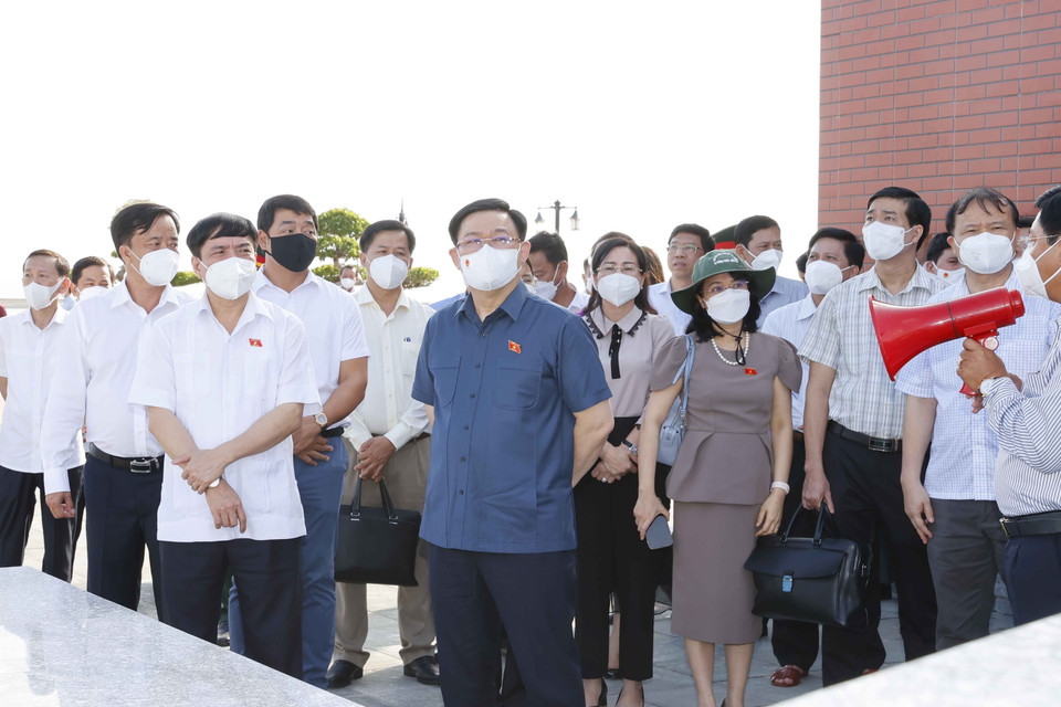 Chủ tịch Quốc hội Vương Đình Huệ và các đại biểu tại Đền thờ Quốc tổ Lạc Long Quân. (Ảnh: Doãn Tấn/TTXVN)