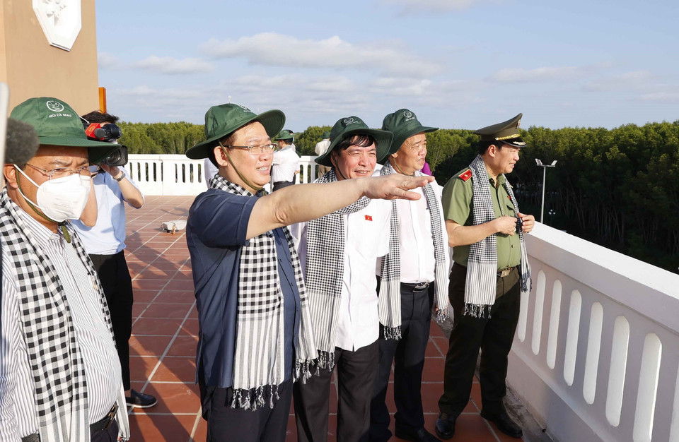 Chủ tịch Quốc hội Vương Đình Huệ và các đại biểu thăm biểu tượng cột cờ Hà Nội tại Khu Du lịch Quốc gia Mũi Cà Mau, tỉnh Cà Mau. (Ảnh: Doãn Tấn/TTXVN)