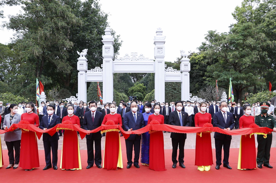 Chủ tịch nước Nguyễn Xuân Phúc và các đại biểu thực hiện nghi thức cắt băng khánh thành Đền thờ Tây Sơn Tam Kiệt. (Ảnh: Thống Nhất/TTXVN)