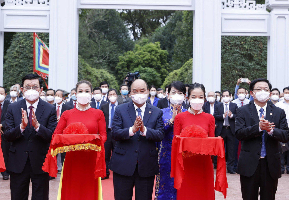 Chủ tịch nước Nguyễn Xuân Phúc và các đại biểu thực hiện nghi thức cắt băng khánh thành Đền thờ Tây Sơn Tam Kiệt. (Ảnh: Thống Nhất/TTXVN)