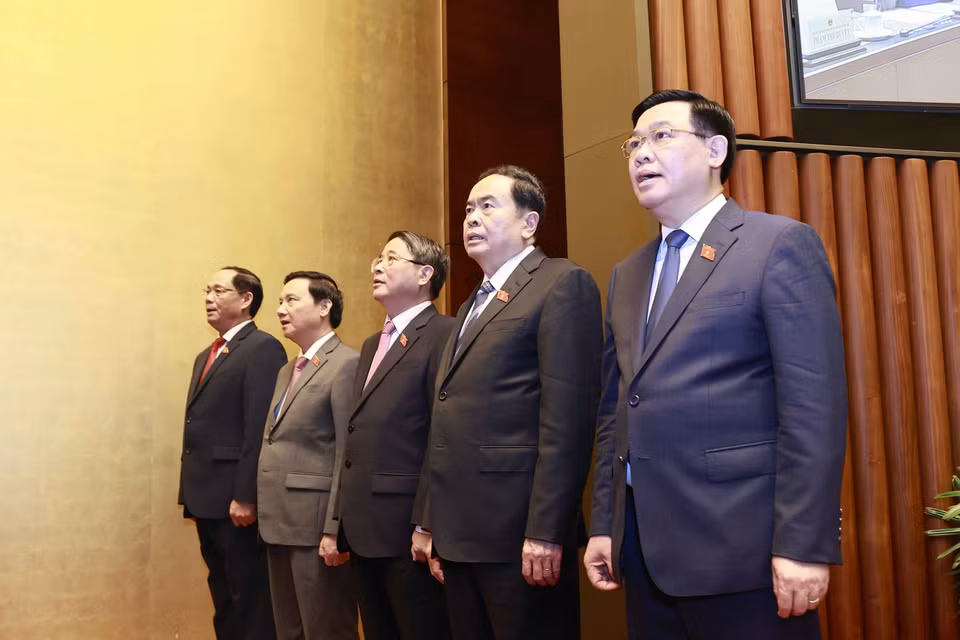 Chủ tịch Quốc hội Vương Đình Huệ và các Phó Chủ tịch Quốc hội thực hiện nghi thức chào cờ. (Ảnh: Doãn Tấn/TTXVN)