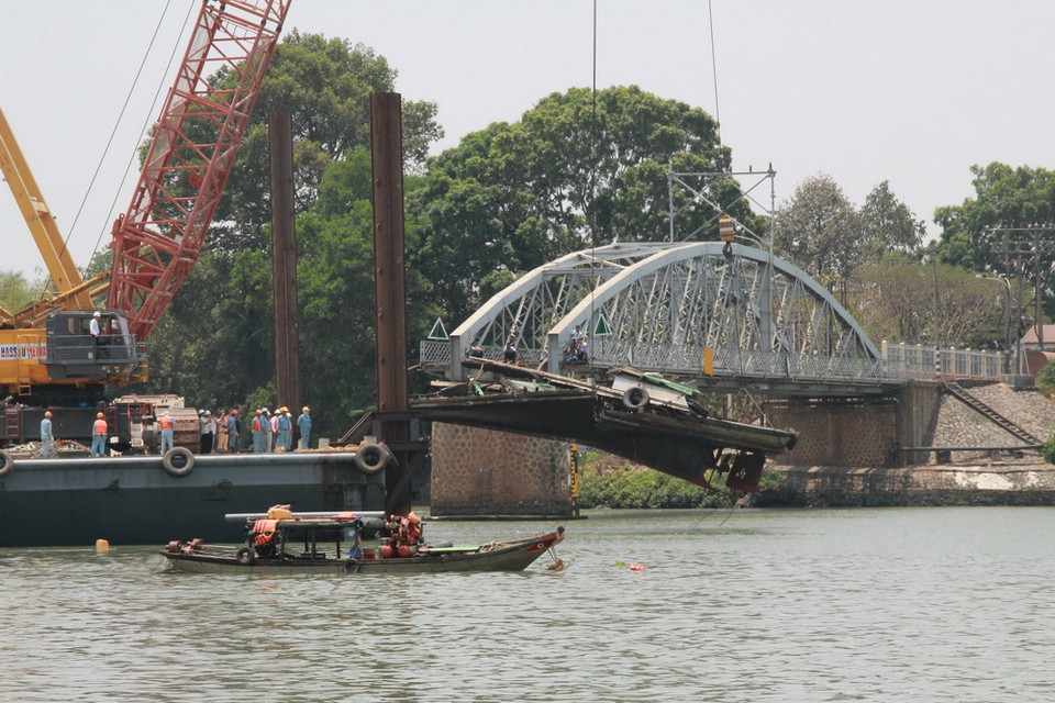 Trục vớt thành công tàu đẩy sà lan đâm sập cầu Ghềnh. (Ảnh: Sỹ Tuyên/Vietnam+)